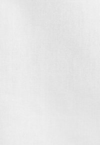 Texture de tissu blanc avec motif de tissage visible et petites rides subtiles sur toute la surface.