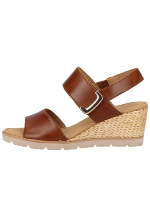 Brun læder kile sandal med åben tå, justerbar rem med sølv spænde og fletstruktur hæl.