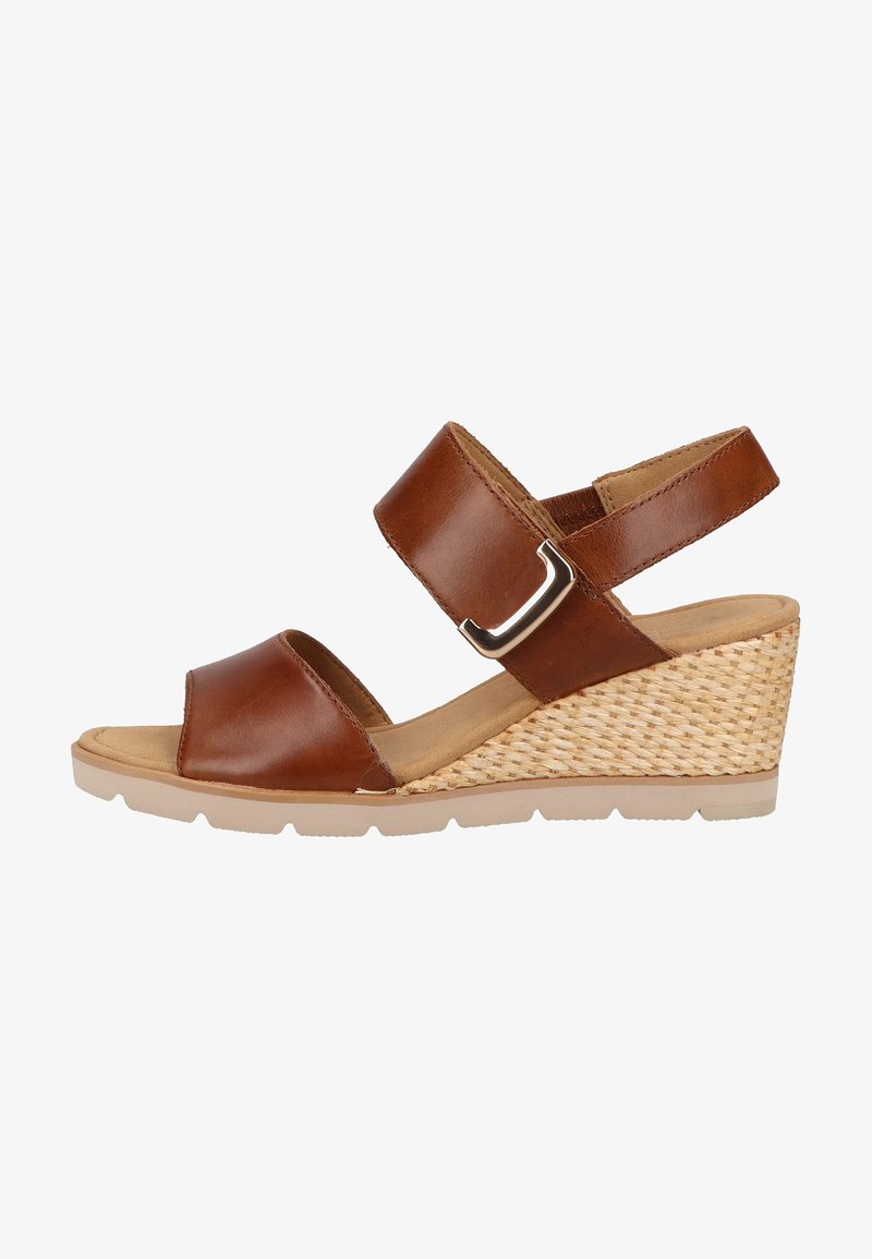 Sandale compensée en cuir marron avec bout ouvert, bride ajustable avec boucle argentée et talon texturé tressé.
