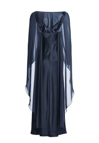 Robe de soirée en satin bleu marine avec manches cape transparentes, col en V et longueur au sol fluide.