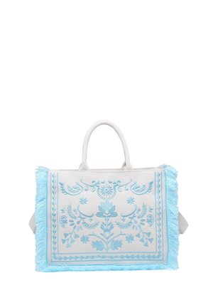 Borsa tote bianca con ricamo floreale azzurro chiaro e bordo a frange abbinato, dotata di due manici e forma rettangolare.