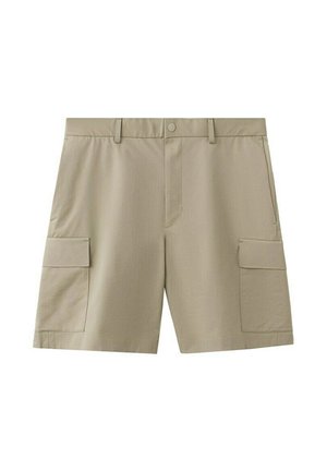 Pantalones cortos cargo beige con botón frontal, trabillas para cinturón, bolsillos laterales con solapa y un diseño limpio y ajustado.