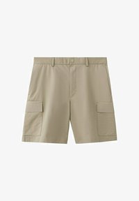 Pantalones cortos cargo beige con botón frontal, trabillas para cinturón, bolsillos laterales con solapa y un diseño limpio y ajustado.