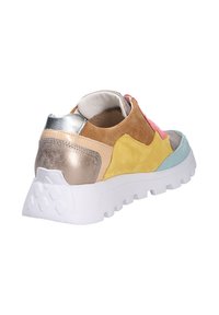 Sneaker multicolore in suede e pelle con suola in gomma bianca, dotata di lacci rosa, accenti in argento e varie toppe colorate.