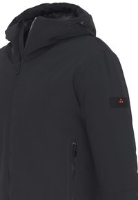 Giacca nera isolante con cappuccio, zip frontale, tasche laterali e logo rosso a contrasto sulla manica. Texture liscia e design aerodinamico.