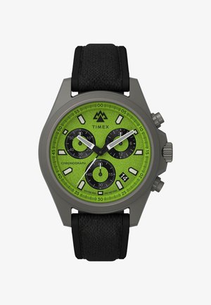 Timex kronográf óra élénk zöld, textúrált számlappal, fekete segédszámlapokkal, szürke tokkal és fekete szövetpánttal. 100 méterig vízálló.