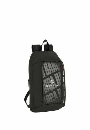 Czarny plecak FC Barcelona z wyraźnym napisem "BARCA", logo klubu oraz regulowanymi paskami na ramiona, pokazany na białym tle.