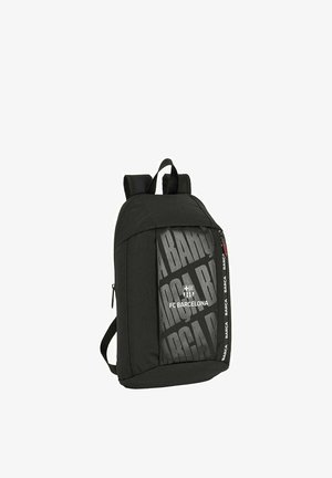 Czarny plecak FC Barcelona z wyraźnym napisem "BARCA", logo klubu oraz regulowanymi paskami na ramiona, pokazany na białym tle.