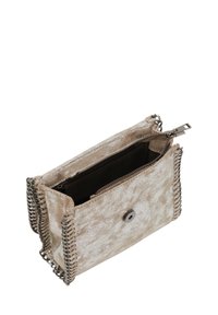 Struktureret beige stoftaske med metalliske kæde detaljer, lynlåslukning og trykknap. Indeholder et sort interiør med et rum.