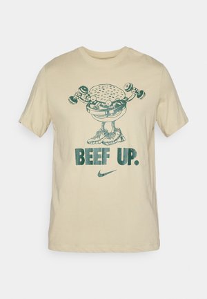 Beez t-särk, millel on pilt hamburgerist, kes tõukab hantleid, ja tekst "BEEF UP." ning Nike logo rohelises värvis. Lühikesed varrukad.