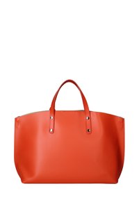 Borsa tote rossa in pelle con forma strutturata. Presenta due manici e dettagli in metallo argentato. Texture liscia senza motivi visibili.