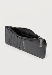 Μαύρο υφασμάτινο δερμάτινο θήκη για κάρτες με φερμουάρ, λογότυπο Armani Exchange και ασημένιο τμήμα φερμουάρ σε απλό λευκό φόντο.