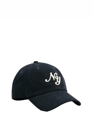 Črna baseball kapa z belim vezenim logotipom "Ny" na sprednji strani, z zračnimi luknjicami in ukrivljenim šiltom.