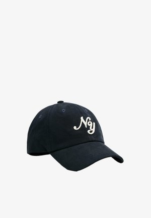 Șapcă de baseball neagră cu logo-ul "Ny" brodat alb în față, având găuri de ventilație și o cozoroc curbat.