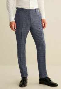 Személyre szabott tengerészkék nadrág kockás mintával, cipzáras és gombos záródással, oldalsó zsebekkel, slim fit dizájnnal és sima szövettextúrával.