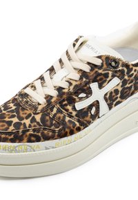 Sneaker con stampa leopardata, con tomaia in pelliccia sintetica beige, suola in gomma bianca, logo bianco a contrasto e lacci crema. Decorato con testo giallo sulla suola.