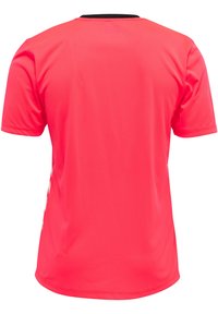Kortærmet sportstrøje i lys pink med sort rund hals. Har en glat tekstur og diskret designdetalje på siden.