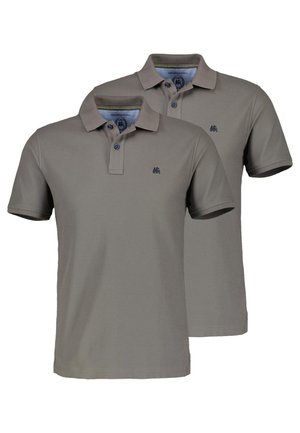 Kaksi harmaata, lyhythihaista poolopaitaa, joissa on kaulukset, nappilistat ja pienet kirjailut vasemmassa rinnassa, esitetty päällekkäin.