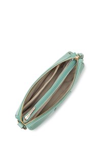 Clutch in pelle verde menta con dettagli in zip dorate. L'interno presenta più scomparti con una fodera liscia color taupe.