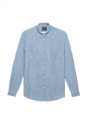 Camisa de mezclilla azul claro de manga larga, con cuello levantado, cierre de botones y botones blancos. Presenta un acabado de tela texturizada.