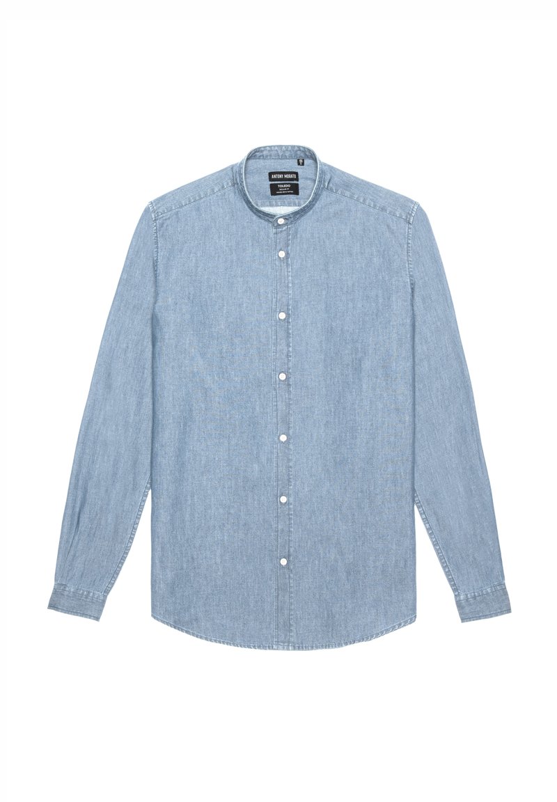Camicia di denim azzurro chiaro con maniche lunghe, colletto alla coreana, chiusura a bottoni e bottoni bianchi. Presenta una finitura in tessuto testurizzato.