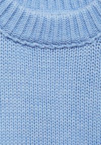 Hellblauer Strickpullover-Stoff mit einem gerippten Kragen, der eine glatte Textur und ein gleichmäßiges Muster in der gesamten Maschenstruktur aufweist.
