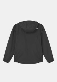 Chaqueta impermeable negra con capucha, puños elásticos y un logo en la parte superior de la espalda. Textura suave y diseño ligero.