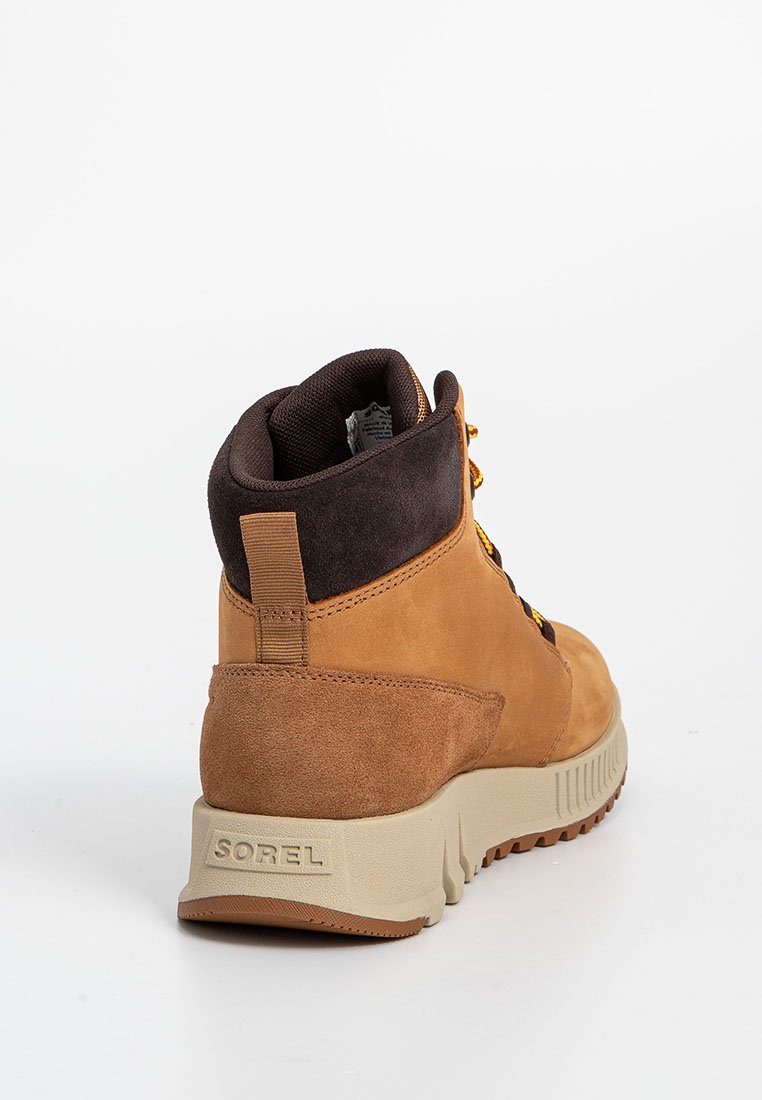 Brauner Wildleder-Ankle-Boot mit gepolstertem Kragen, gelben Schnürsenkeln und beiger Gummisohle. Die Rückseite zeigt ein Logo und strukturierte Akzente.