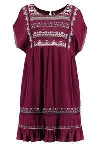 Burgundské šaty s krátkými rukávy, zdobené složitou výšivkou kolem výstřihu a lemu, s volánkovým spodním okrajem a volnějším střihem.