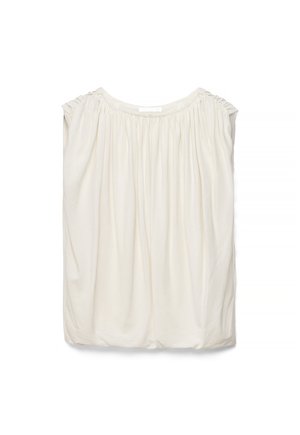 Kreemikas varrukateta pluus, millel on kogutud kaelus ja õlgadel kerged volangid, laotatud lamedalt valgel taustal.