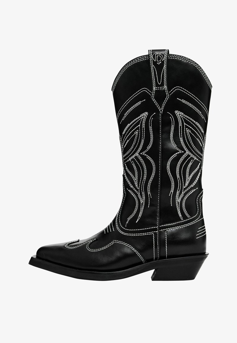 Botas de vaquero de cuero negro con costuras blancas, puntera puntiaguda, patrón decorativo de llamas y un tacón medio. Diseño western clásico.