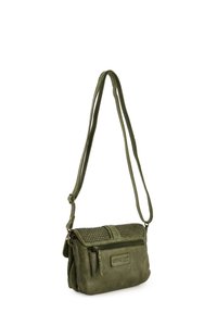 Zielona skórzana torebka typu crossbody z teksturowanym, plecionym przodem, zamkniętą na zamek kieszenią, regulowanym paskiem oraz uformowanym dnem dla lepszej stabilności.