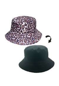 Wendbarer Bucket Hat mit Leopardenmuster auf einer Seite und einfarbigem Schwarz auf der anderen, gefertigt aus glattem Stoff mit breiter Krempe.