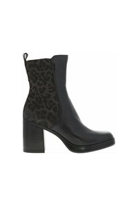 Botte noire à talon avec un panneau latéral en relief à motif léopard, un talon épais et une tige en cuir lisse. Bout arrondi et détails de coutures minimales.