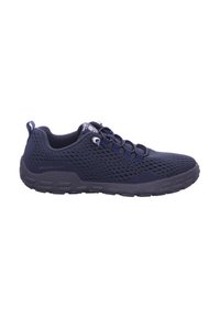 Marineblaue Mesh-Sneaker mit leichtem Aufbau, strukturiertem Material, flexibler Sohle und Schnürdesign, das silberne Akzente und eine Zuglasche aufweist.