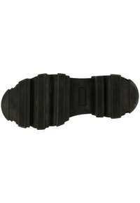 Suola di scarpa in gomma nera con numerose scanalature orizzontali, bordi curvati e una sezione centrale rettangolare rialzata per grip e supporto.