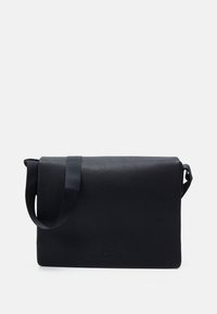 Borsa a tracolla in pelle nera con una finitura testurizzata. Presenta una chiusura a patta e una lunga tracolla regolabile per un facile trasporto.