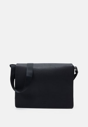 Borsa a tracolla in pelle nera con una finitura testurizzata. Presenta una chiusura a patta e una lunga tracolla regolabile per un facile trasporto.
