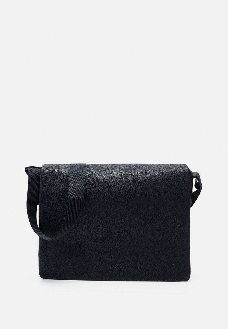 Borsa a tracolla in pelle nera con una finitura testurizzata. Presenta una chiusura a patta e una lunga tracolla regolabile per un facile trasporto.