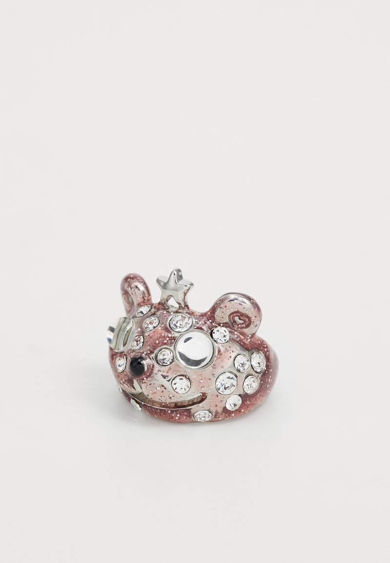 Rožinės dervos žiedas, suformuotas kaip meškutis, puoštais skaidriais cirkoniukais, ant viršaus yra sidabrinė žvaigždutė ir blizgus juodas nosis. Paviršius struktūrinis.