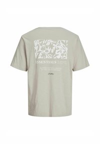 Lichtgrijze katoenen t-shirt met een witte bloemafbeelding op de achterkant, met de tekst "ESSENTIALS DEPT." en een relaxte pasvorm.