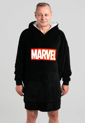 Schwarzer, übergroßer Fleece-Hoodie mit einer Fronttasche, der ein großes rotes und weißes "MARVEL"-Logo auf der Brust und eine gefütterte Kapuze aufweist.