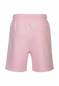 Helle rosa Baumwollshorts mit elastischem Bund, ausgestattet mit einer einzigen Gesäßtasche und einem lockeren Schnitt, glatter Textur und genähten Säumen.