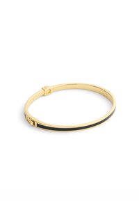 Bracelet en or avec une bande noire élégante, surface lisse et un fermoir sécurisé. Design minimaliste, forme circulaire.