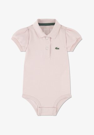 Rosa bomulls polo-body med korte pufferm ermer, to knappers stolpe, og grønn Lacoste krokodillelogo. Myk tekstur og tettsittende fasong.