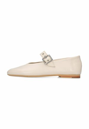 Beige Leder-Balletschuhe mit quadratförmiger Spitze, einem einzigen verstellbaren Riemen mit Schnalle und einem niedrigen Holzabsatz. Glatte Textur mit minimalistischem Design.