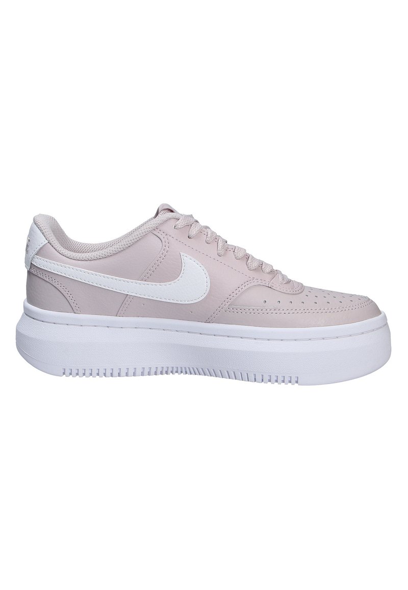 Sneaker in pelle rosa con accenti bianchi, caratterizzate da una texture liscia, design classico con lacci, dettagli perforati e una robusta suola bianca.
