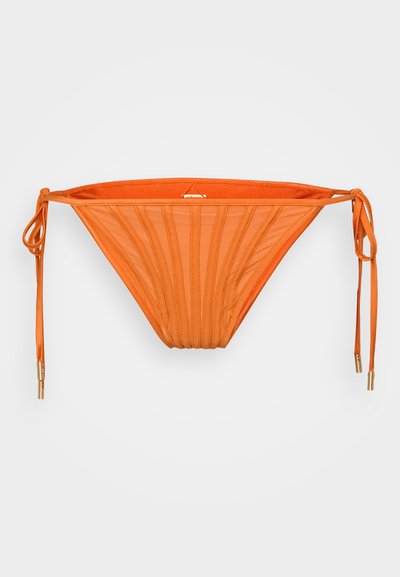 Bas de bikini orange avec des cordons fins, présentant une texture côtelée et un design sans coutures. Accents dorés aux extrémités des liens.