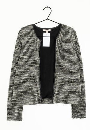 Veste en tricot avec un motif texturé gris et noir, ouverture à l'avant, et doublure intérieure noire. Dotée d'un col rond et de manches longues.