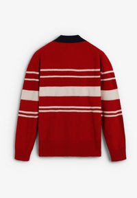 Suéter de punto rojo con franjas horizontales blancas en la parte posterior y en las mangas, con un cuello negro y puños y bajo acanalados.